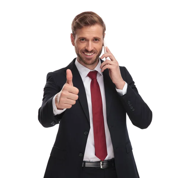 商人的肖像在电话和做 而站在白色背景和微笑 — 图库照片