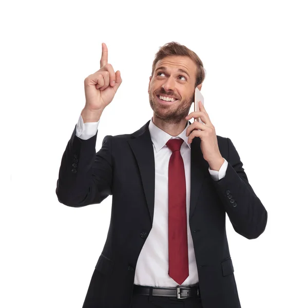 Hombre Negocios Feliz Puntos Teléfono Dedo Mira Hacia Arriba Mientras —  Fotos de Stock