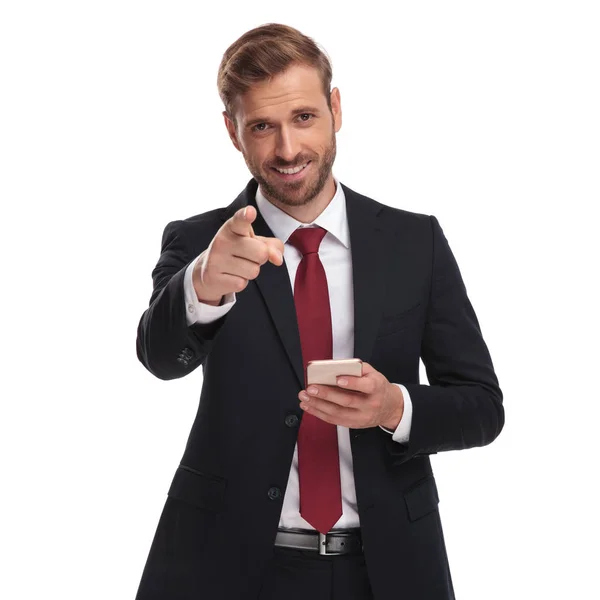 Retrato Del Hombre Negocios Enviando Mensaje Texto Teléfono Móvil Señalando — Foto de Stock