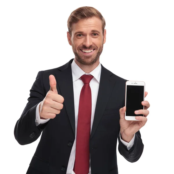 Portret Radosny Biznesmen Dokonywanie Znak Pokazywanie Ekranu Telefonu Komórkowego Puste — Zdjęcie stockowe
