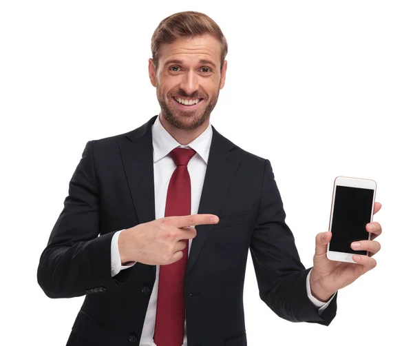 Retrato Hombre Negocios Feliz Apuntando Pantalla Del Teléfono Móvil Mientras — Foto de Stock