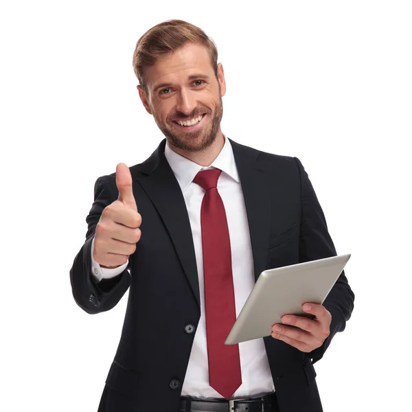 Portret Uśmiechający Się Biznesmen Gospodarstwa Tablet Dokonywanie Znak Stojąc Białym — Zdjęcie stockowe