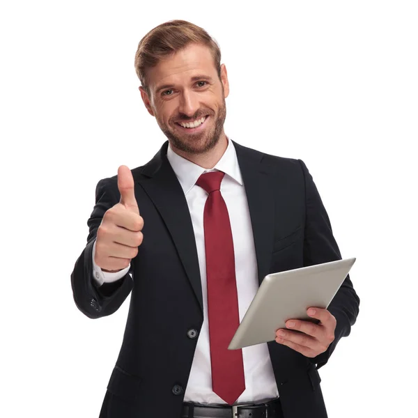 Retrato Hombre Negocios Sonriente Sosteniendo Tableta Haciendo Una Señal Aceptable —  Fotos de Stock