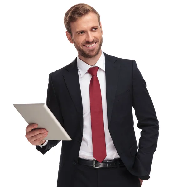 Retrato Hombre Negocios Sonriente Sosteniendo Almohadilla Mirando Hacia Lado Mientras — Foto de Stock