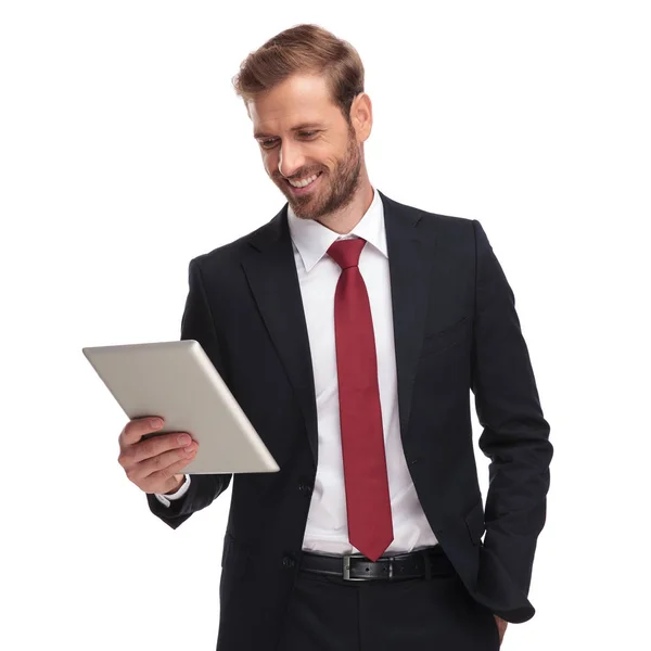 Retrato Hombre Negocios Relajado Alegre Mirando Hacia Abajo Lado Tableta —  Fotos de Stock