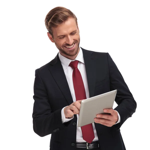 Retrato Homem Negócios Rindo Batendo Olhando Para Baixo Para Tablet — Fotografia de Stock