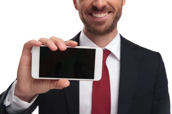 Närbild Leende Ung Affärsman Visar Tom Telefon Skärmen Stående Vit — Stockfoto