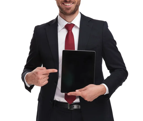 Corpo Homem Negócios Sorridente Apontando Para Tela Tablet Branco Enquanto — Fotografia de Stock
