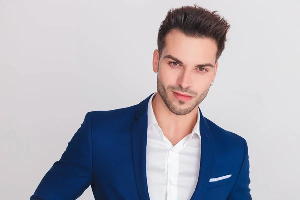 Retrato Jovem Homem Casual Sorridente Terno Azul Sobre Fundo Cinza — Fotografia de Stock