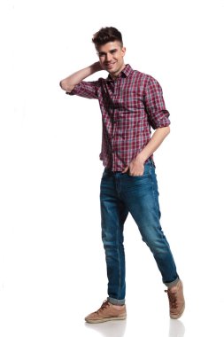 boyun tutarak rahat rahat adam yan ve gülümsüyor beyaz zemin üzerine, tam uzunlukta resim yürür