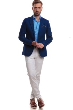 serin şık adam geçti ve onun avuç içi bir arada beyaz arka plan üzerinde tutan bacaklar ile ayakta