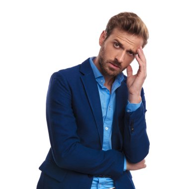 Genç smart casual adam düşünme ve beyaz arka plan üzerinde bir baş ağrısı vardır