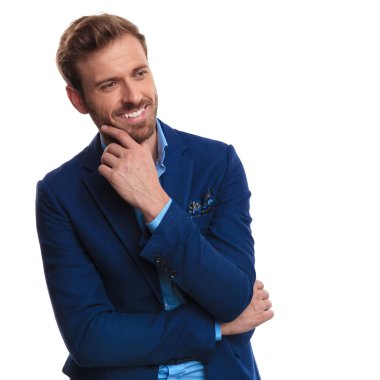 mutlu bir smart casual adam beyaz arka plan üzerinde hayal yan görünüm