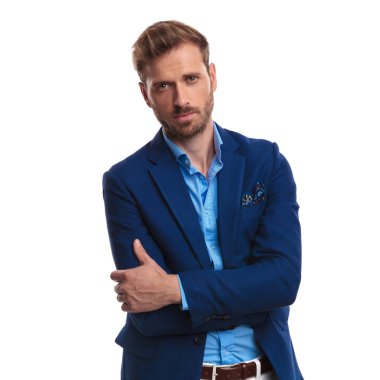 kendine güvenen akıllı casual adam elleriyle ayakta beyaz arka plan üzerinde çarpı işareti
