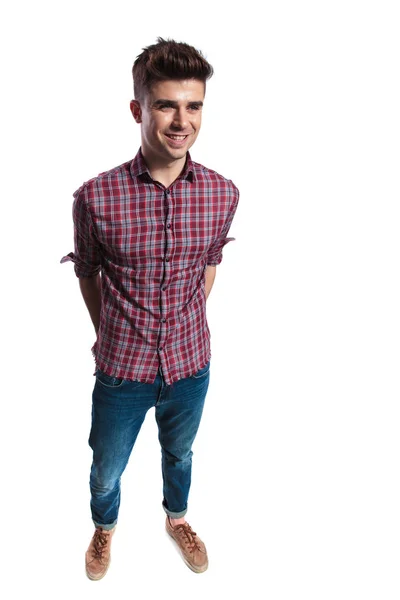 Homem Sorrindo Vestindo Uma Camisa Xadrez Vermelho Olha Para Lado — Fotografia de Stock