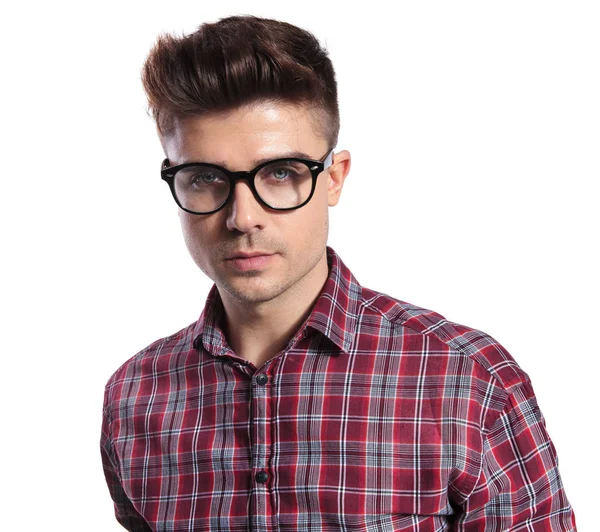 Πορτρέτο Του Geek Φορώντας Γυαλιά Και Μπλουζάκι Κόκκινο Plaids Ενώ — Φωτογραφία Αρχείου