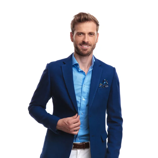 Happy Smart Casual Jongeman Houden Van Zijn Ccoat Kraag Glimlacht — Stockfoto