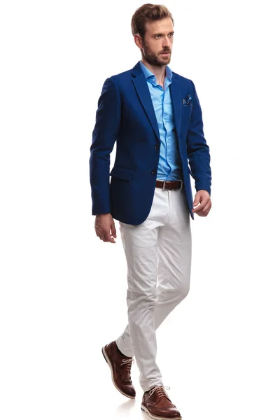 Vue Latérale Homme Élégant Marchant Manteau Bleu Pantalon Blanc Sur — Photo