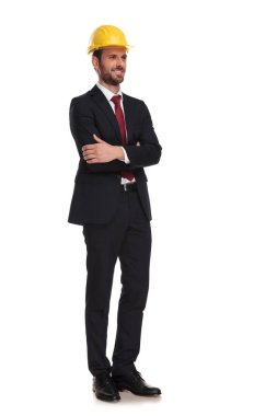 silah ile beyaz arka plan üzerinde duran geçti iken, tam vücut resim emin Yöneticisi sarı inşaat şapkası tarafına arar