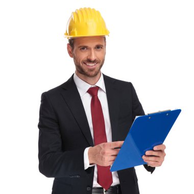 gülümseyen işadamı koruma miğfer beyaz arka plan, portre resim üzerinde duran mavi dosyalarınızın bulunduğu