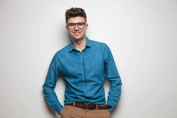 Retrato Hombre Casual Relajado Con Gafas Sol Riendo Mientras Apoya —  Fotos de Stock