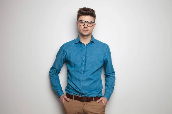 Retrato Joven Relajado Con Gafas Sol Pie Sobre Fondo Gris —  Fotos de Stock