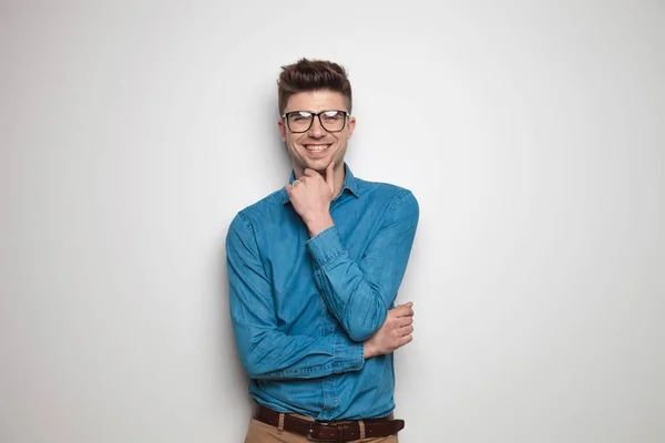 Retrato Estudiante Riendo Usando Gafas Sol Pensando Mientras Está Pie —  Fotos de Stock