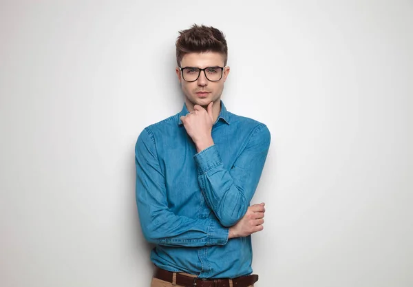 Portret Zamyślony Człowiek Dorywczo Nosić Okulary Niebieską Koszulę Stojąc Jasnoszarym — Zdjęcie stockowe