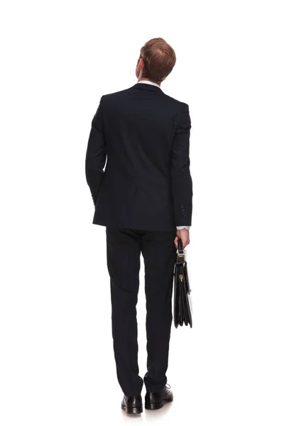 Πίσω Του Περίεργος Επιχειρηματία Βαλίτσα Ψάχνει Πλευρά Ενώ Στέκεται Λευκό — Φωτογραφία Αρχείου