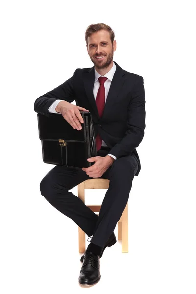 Όμορφος Επιχειρηματίας Κρατώντας Χαρτοφύλακα Κάθεται Μια Καρέκλα Άσπρο Φόντο Και — Φωτογραφία Αρχείου