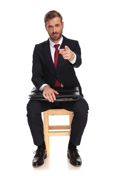 Νέος Επιχειρηματίας Χαρτοφύλακα Κάθεται Μια Ξύλινη Καρέκλα Άσπρο Φόντο Και — Φωτογραφία Αρχείου