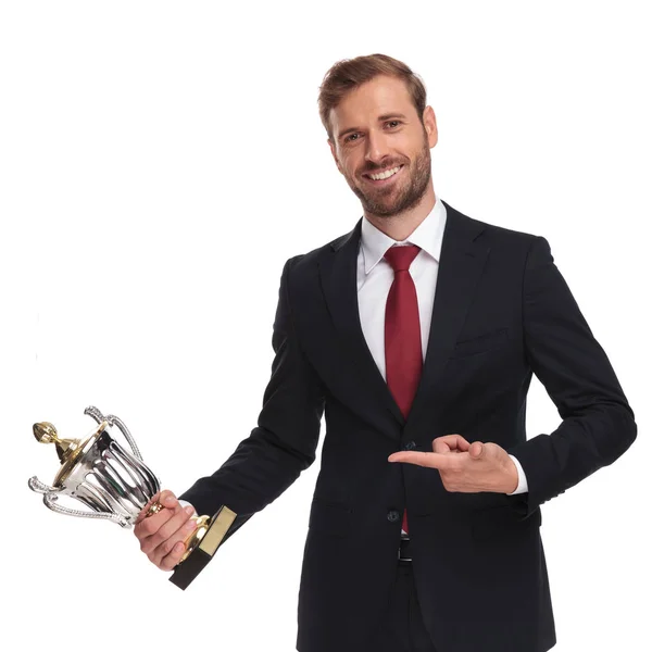 Retrato Belo Homem Negócios Apontando Para Lado Troféu Enquanto Sobre — Fotografia de Stock