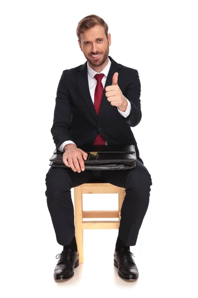Biznesmen Oczekujących Rozmowę Sprawia Kciuk Górę Znak Siedzi Drewnianym Krześle — Zdjęcie stockowe