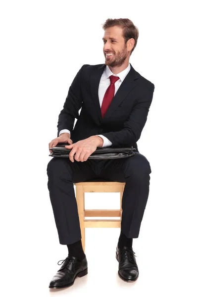 Empresário Curioso Rindo Olhando Para Lado Enquanto Sentado Uma Cadeira — Fotografia de Stock