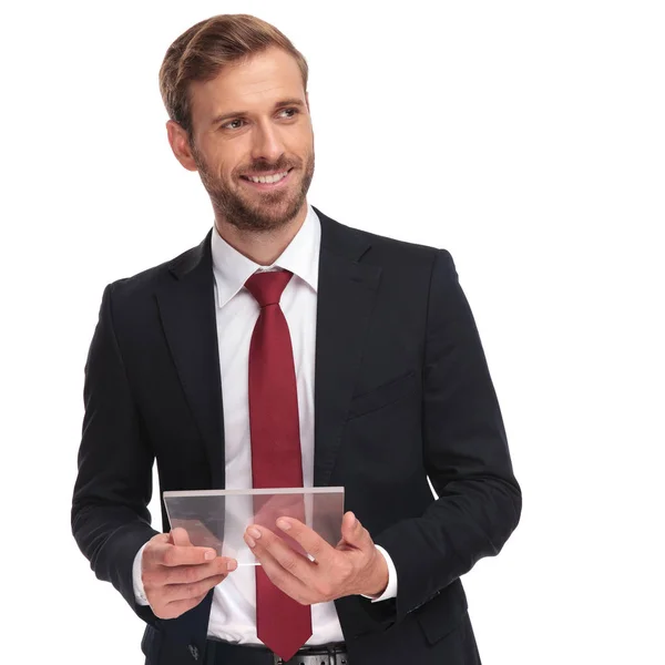 Retrato Empresário Segurando Uma Almofada Transparente Olhando Para Lado Enquanto — Fotografia de Stock