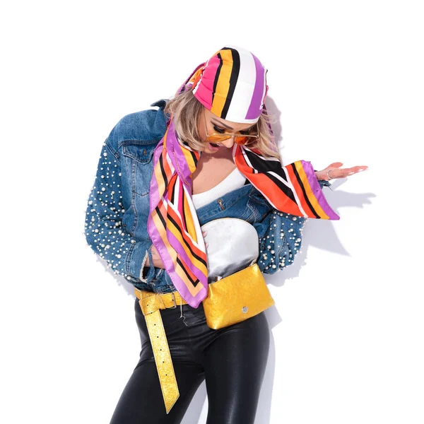 Retrato Uma Jovem Mulher Surpreso Vestindo Roupas Coloridas Olhando Para — Fotografia de Stock