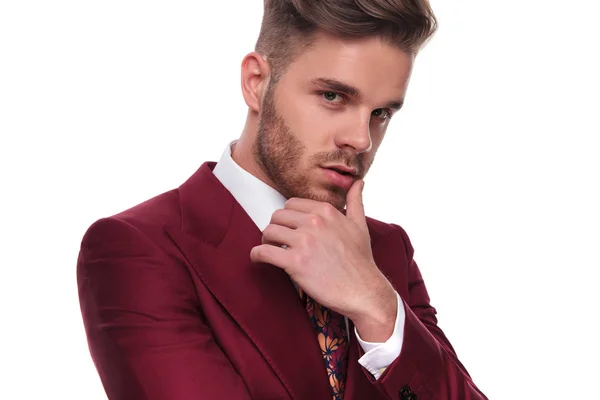 Retrato Hombre Seductor Traje Grena Pensando Mientras Está Pie Sobre — Foto de Stock