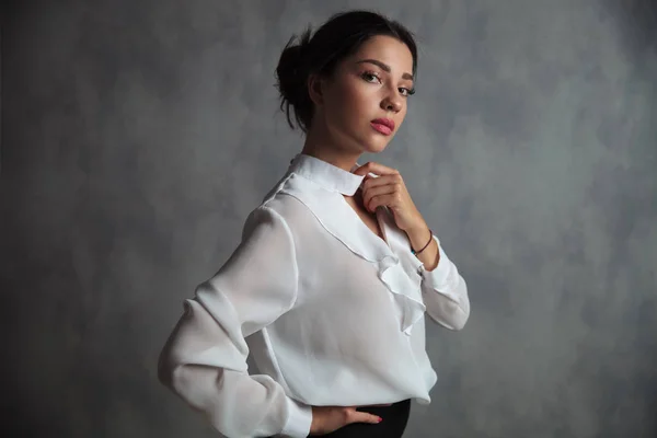 Businesswoman Holding Her Shirt Collar Looks Camera Studio Picture — Stock Photo, Image