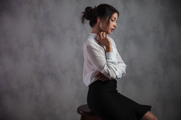 Nachdenkliche Oder Traurige Elegante Frau Sitzt Auf Einem Hocker Atelier — Stockfoto