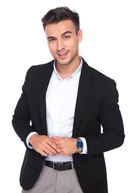 avuç içi ise gülümseyen ve beyaz arka plan üzerinde ayakta tutan yakışıklı işadamı portresi