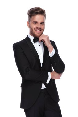 Genç damat gülümseyen beyaz arka plan üzerinde düşünme