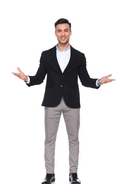 Χαμογελώντας Επιχειρηματία Μαύρο Κοστούμι Κάνοντας Μια Ανοικτή Χειρονομία Ενώ Στέκεται — Φωτογραφία Αρχείου
