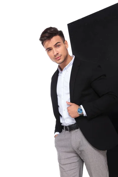 Retrato Joven Empresario Sosteniendo Bolsillo Cuello Traje Negro Mientras Está — Foto de Stock