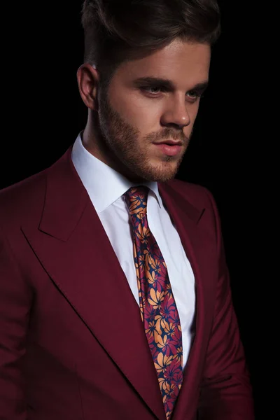 Porträt Eines Glücklichen Eleganten Jungen Mannes Weinrotem Anzug Und Krawatte — Stockfoto