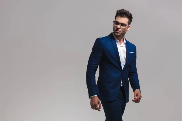 Smart Casual Adam Yürüyor Geri Omzunun Üzerinden Gri Arka Plan — Stok fotoğraf