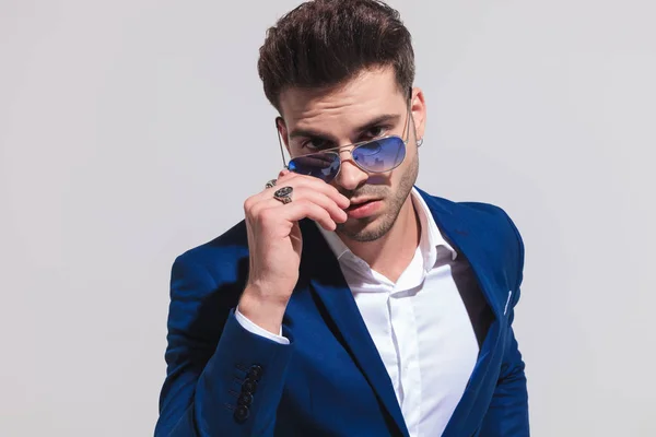 Nahaufnahme Eines Modebewussten Mannes Der Seine Sonnenbrille Vor Grauem Hintergrund — Stockfoto