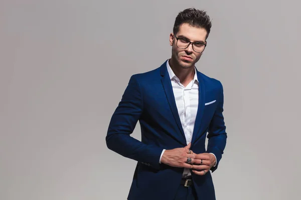 Mladý Sexy Muž Obleku Brýle Zapínala Kabát Šedém Pozadí — Stock fotografie