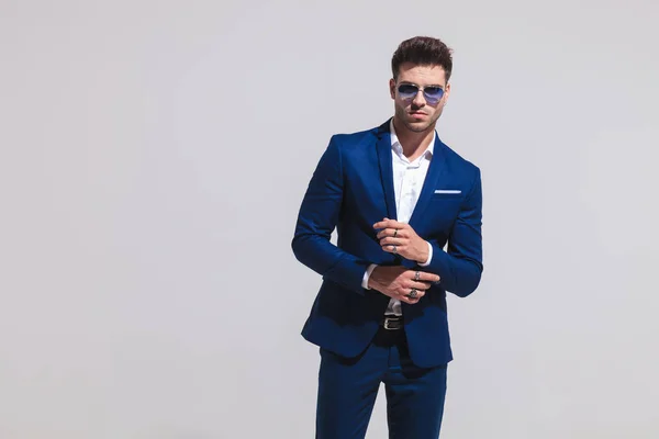 Moda Uomo Sexy Abito Occhiali Sole Fissa Manica Sfondo Grigio — Foto Stock