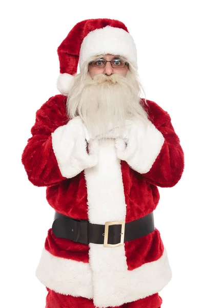 Retrato Santa Claus Pie Tomados Mano Bajo Barba Sobre Fondo — Foto de Stock