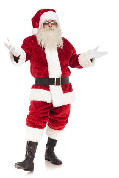 Weihnachtsmann Tritt Auf Weißem Hintergrund Vor Und Macht Grußgeste Ganzkörperbild — Stockfoto